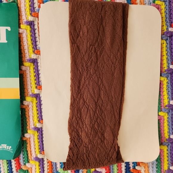 🤎 Vintage 1990s Tan/Brown Textured Nylon Pantyhose 🤎 - Picture 3 of 11